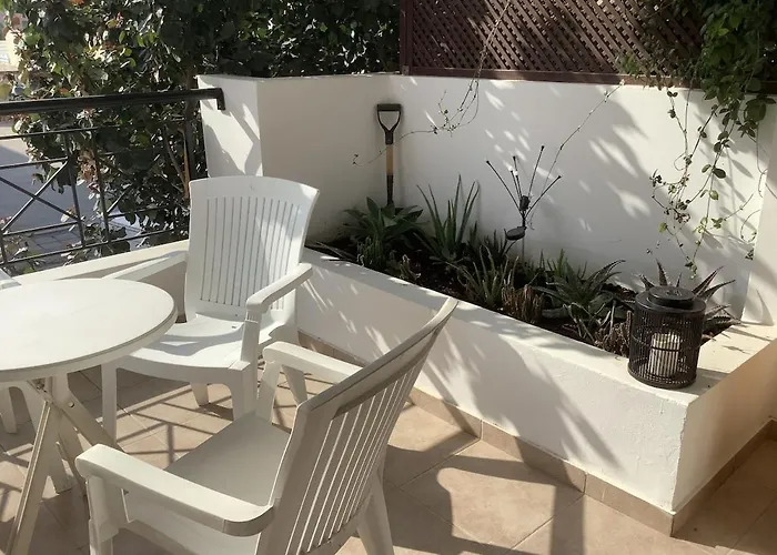 Urban Nest - Near Gsp & General Hospital *